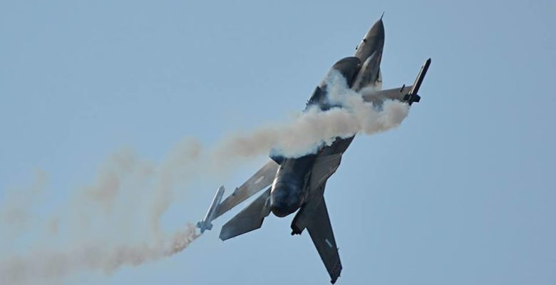 Οι ομάδες F-16 «Ζευς» και T-6 «Δαίδαλος» μάγεψαν με τις ακροβατικές επιδείξεις τους τον κόσμο της Ζακύνθου (βίντεο)